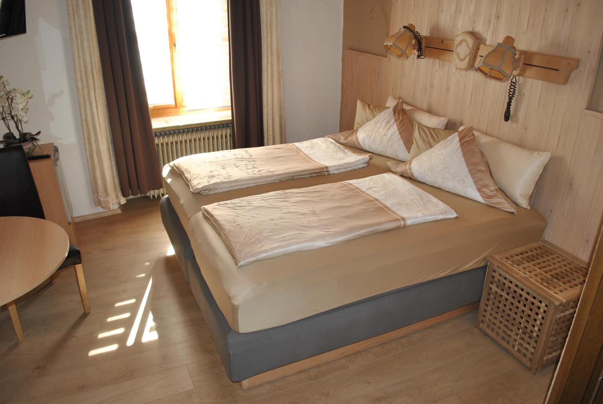 Hotel Pension Schwarzer Adler Набург Екстериор снимка