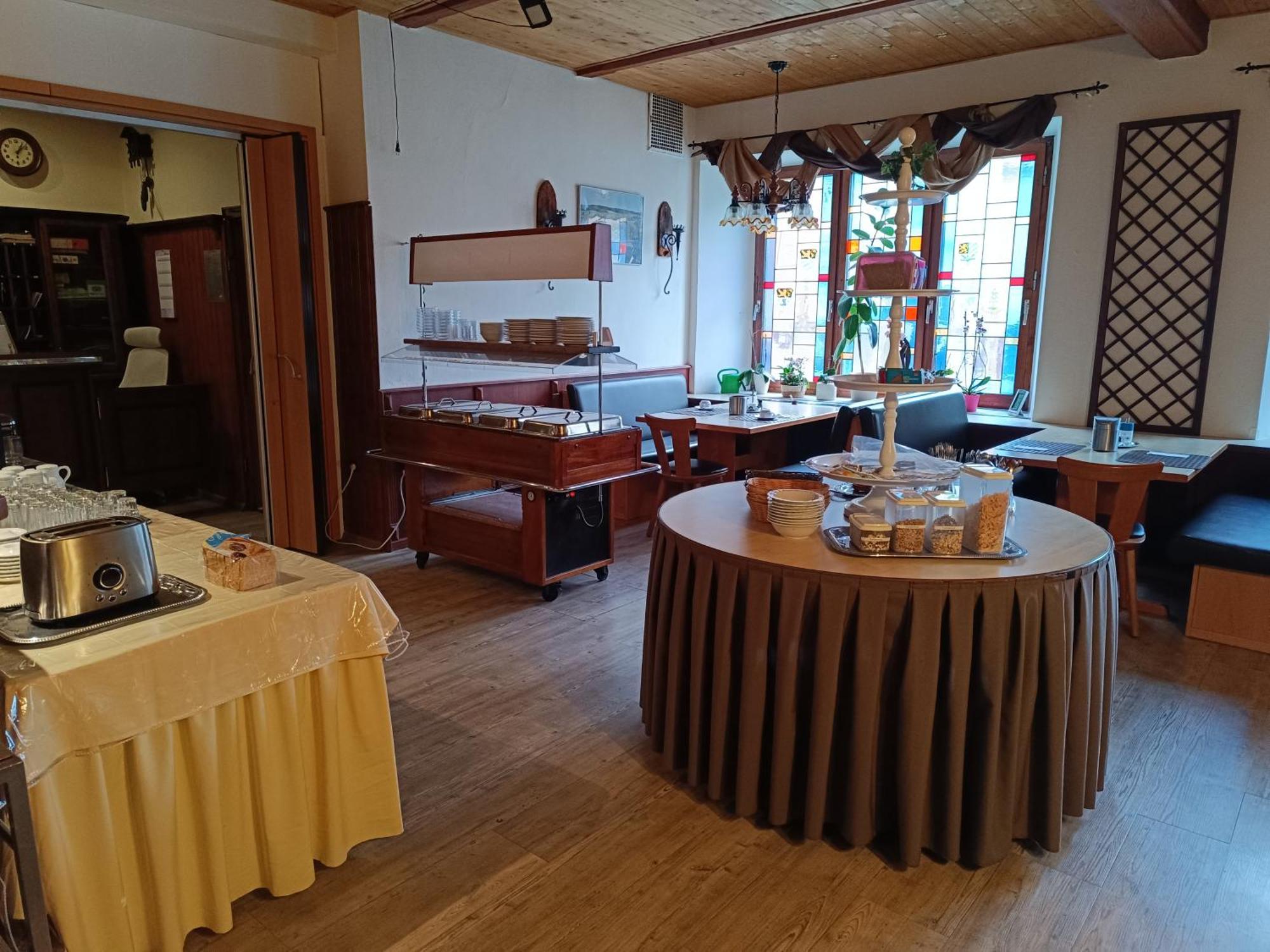 Hotel Pension Schwarzer Adler Набург Екстериор снимка